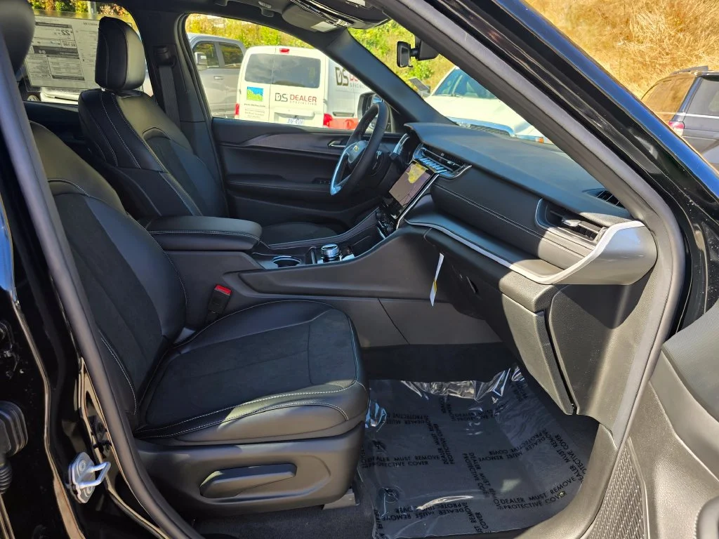 New 2027 Black Jeep Laredo X image 27
