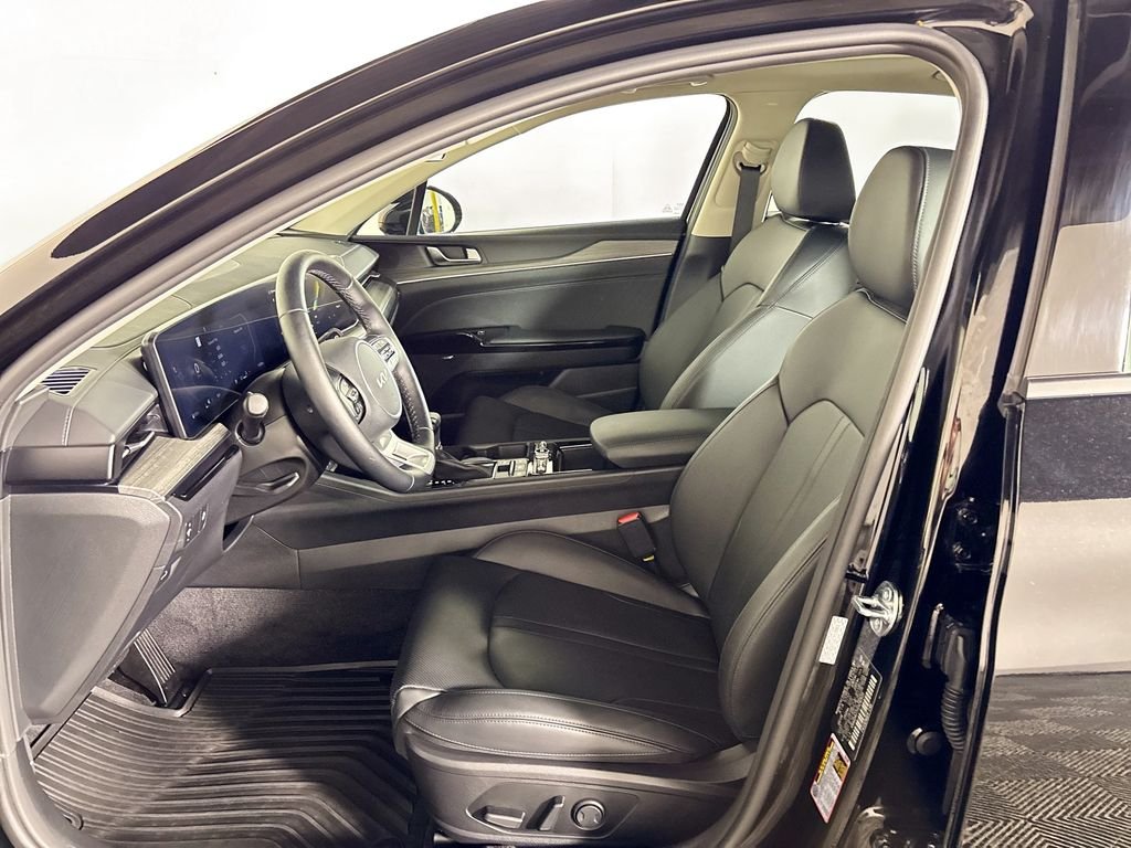 Used 2025 Black Kia EX image 11