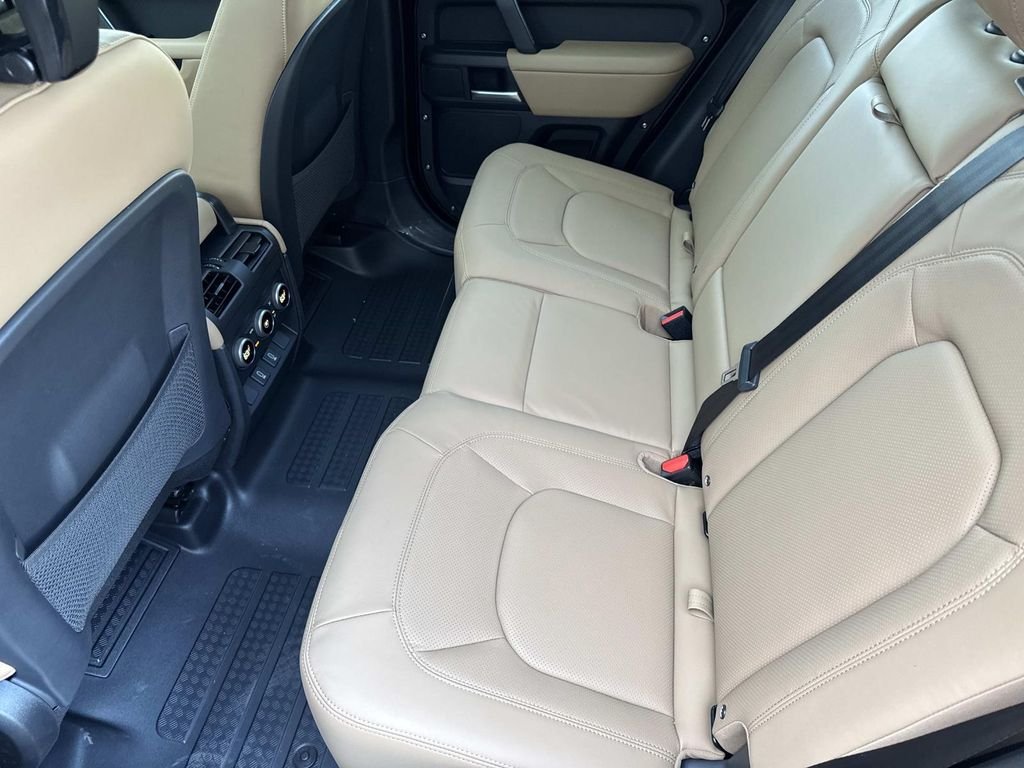 New 2026 Santorini Black Land Rover X-Dynamic SE image 15