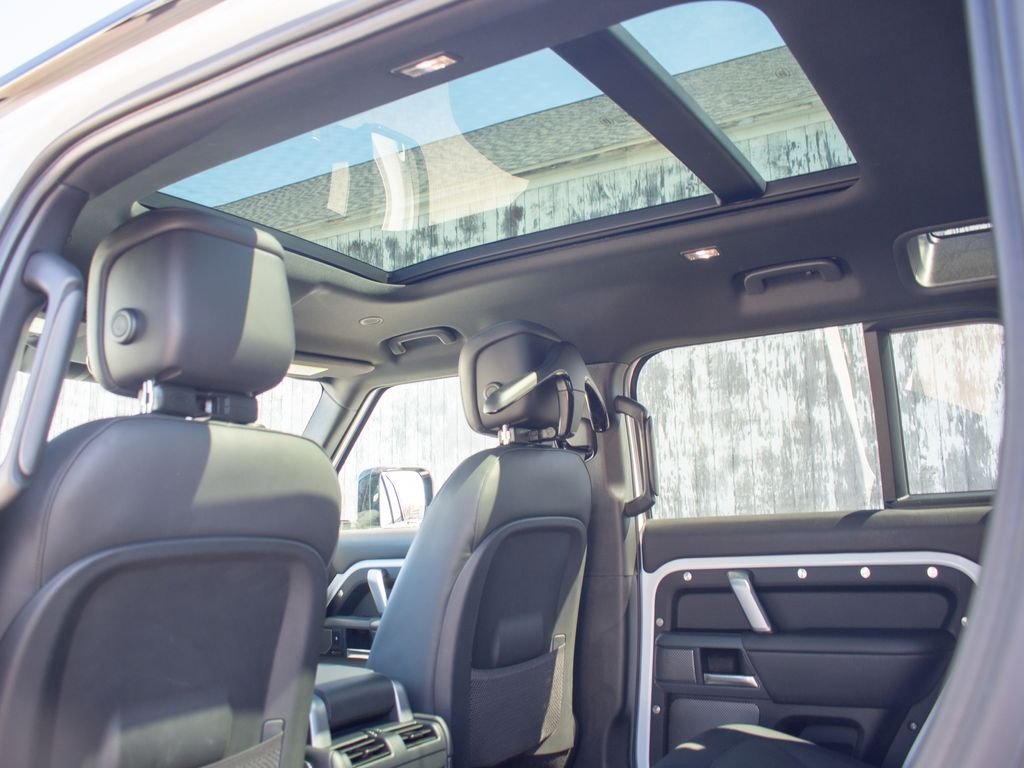 Used 2023 White Land Rover X-Dynamic SE image 35