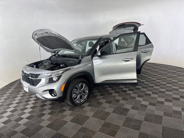 Used 2026  Kia LX image 12