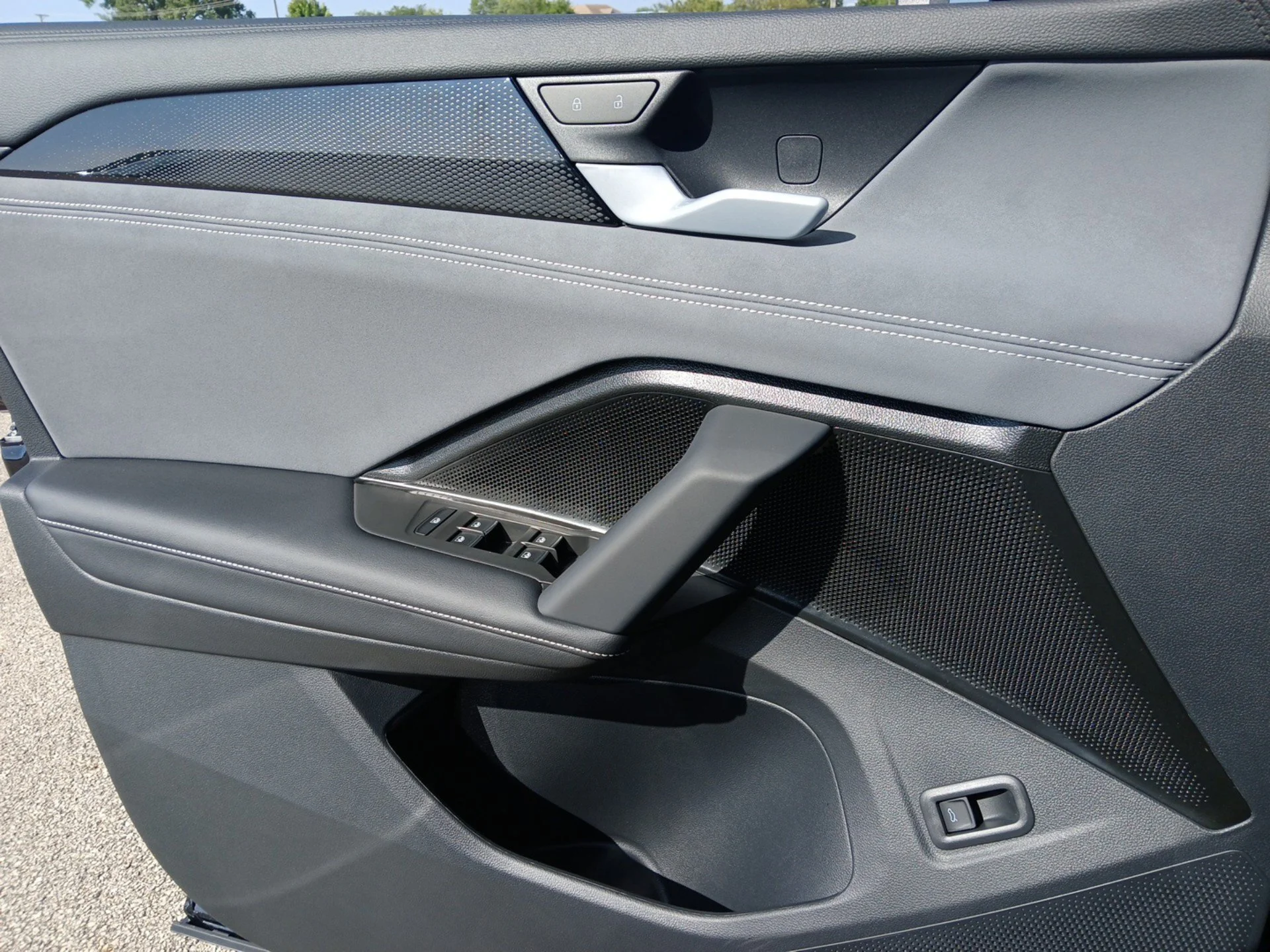 New 2026 Deep Black Pearl Volkswagen SE image 17