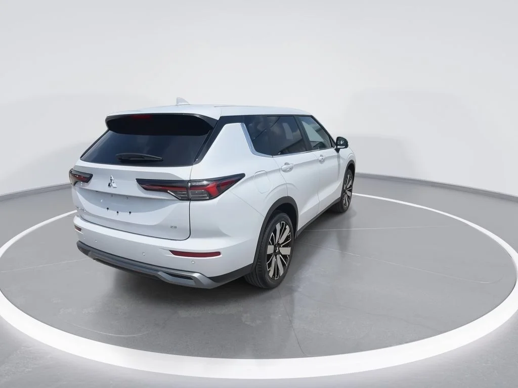 Used 2025 White Mitsubishi SE image 8