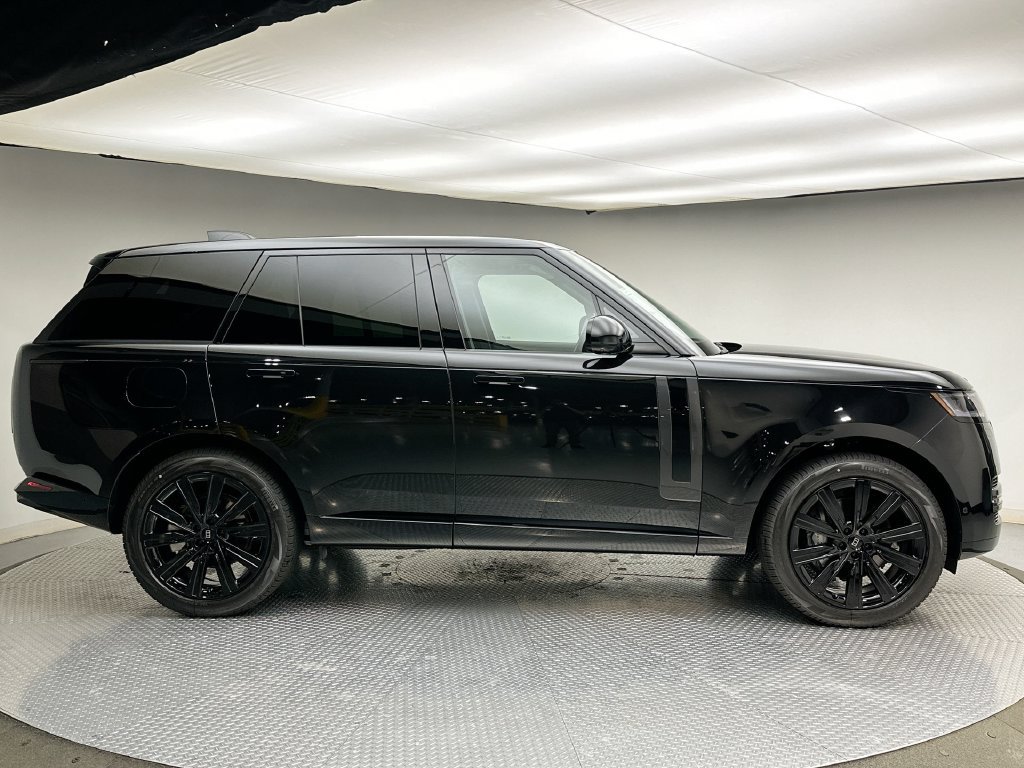 New 2027 Santorini Black Metallic Land Rover SE image 4