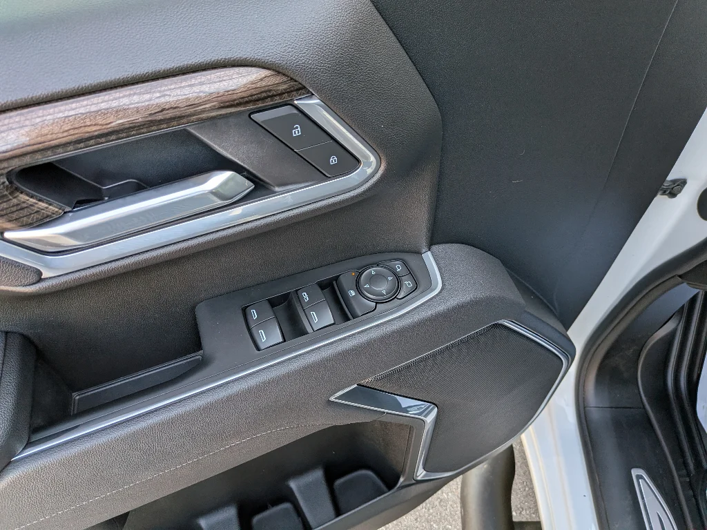 Used 2025 Summit White Chevrolet LT image 19