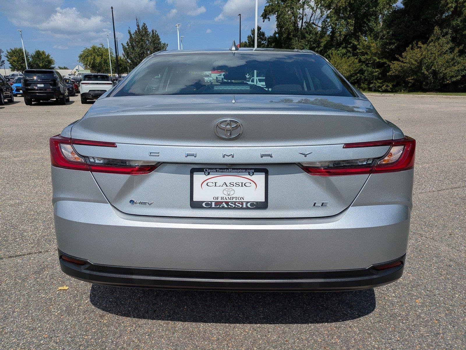 Used 2025  Toyota SE image 5