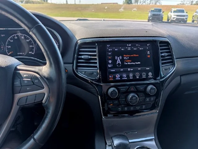 Used 2020 White Jeep Altitude image 17