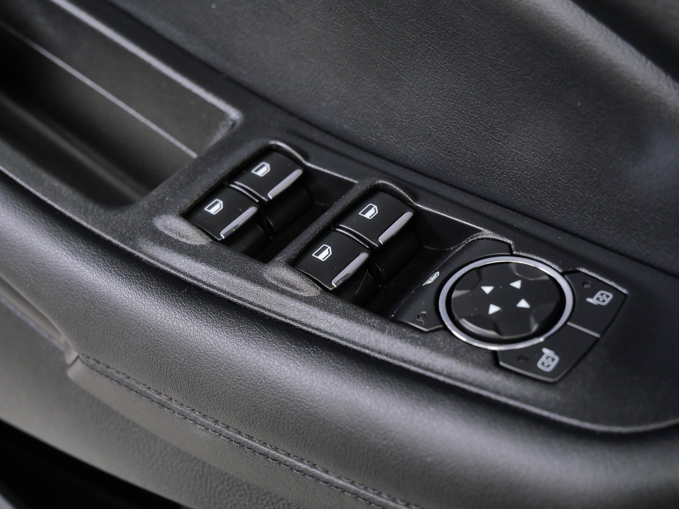 Used 2022 Black Ford SE image 29