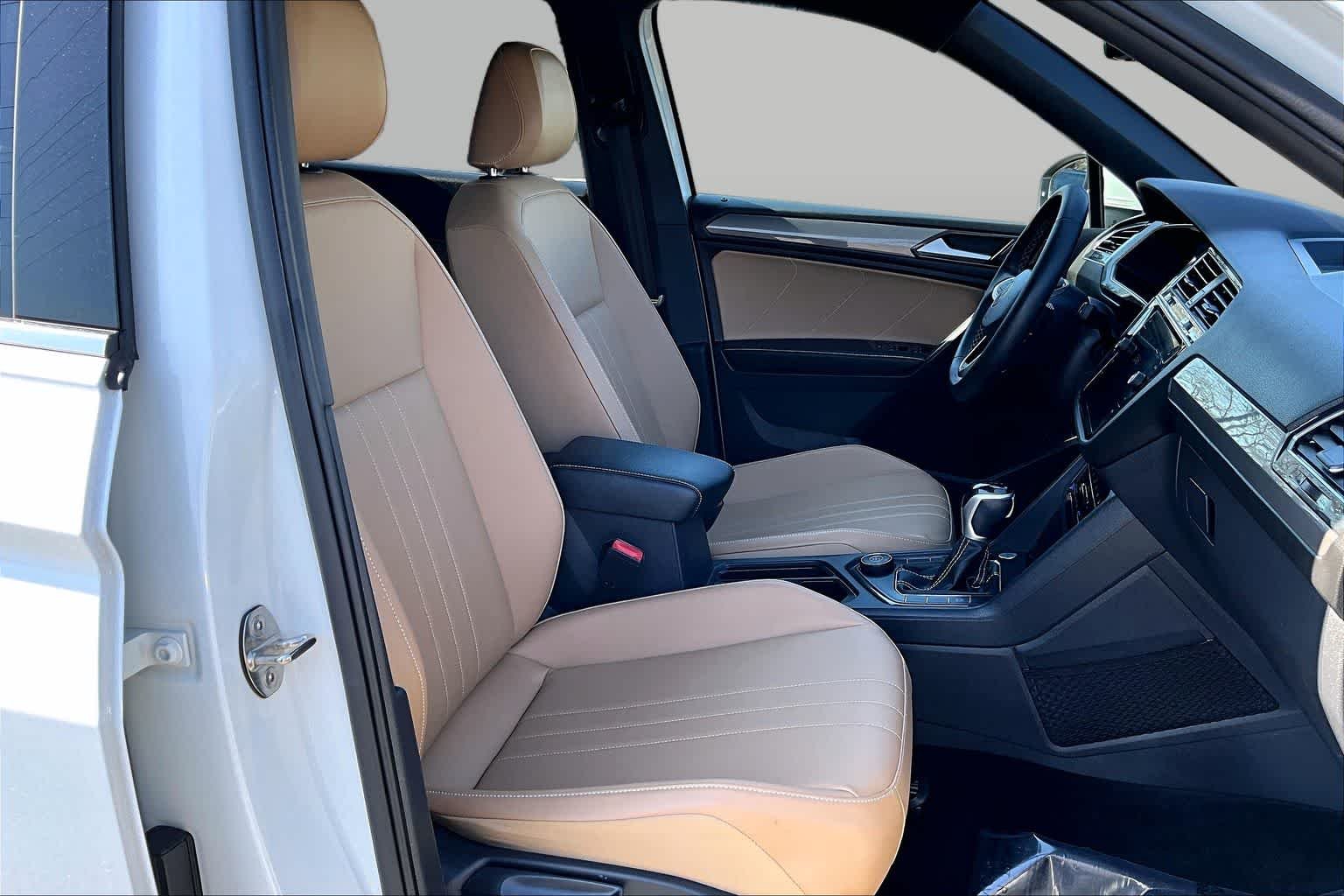 Used 2022 Pure White Volkswagen SE image 9