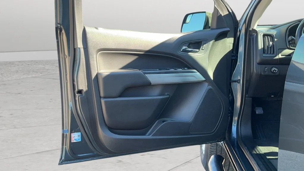 Used 2019 SHADOW GRAY METALLIC Chevrolet 2WD LT image 18