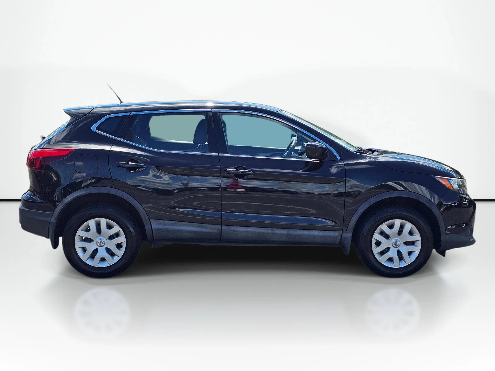 Used 2018 Magnetic Black Nissan S image 7