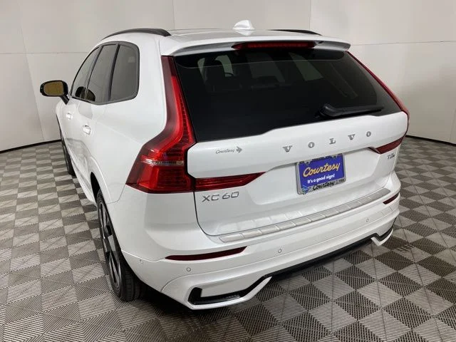 Certified Used 2025 Crystal White Volvo Plus image 9