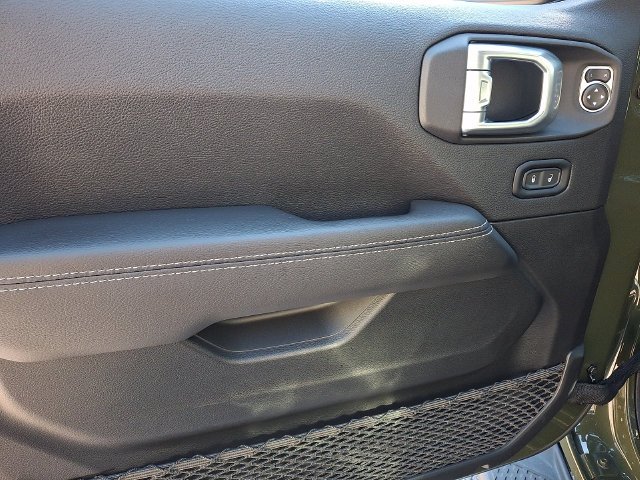 Used 2022 Green Jeep Overland image 12