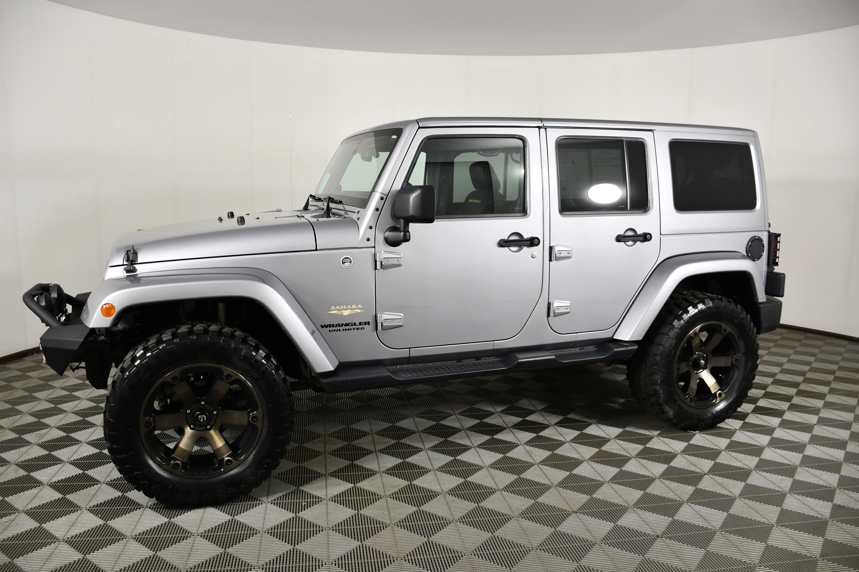 Used 2013 Billet Silver Metallic Jeep Sahara image 9