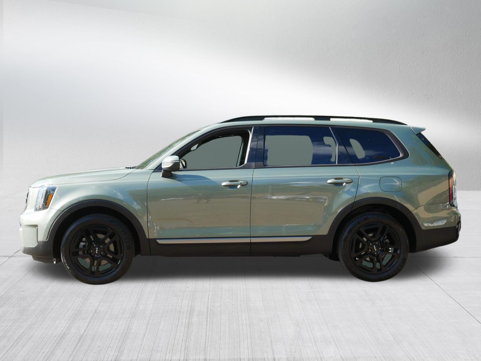 Used 2023 Jungle Green Kia EX X-Line image 4