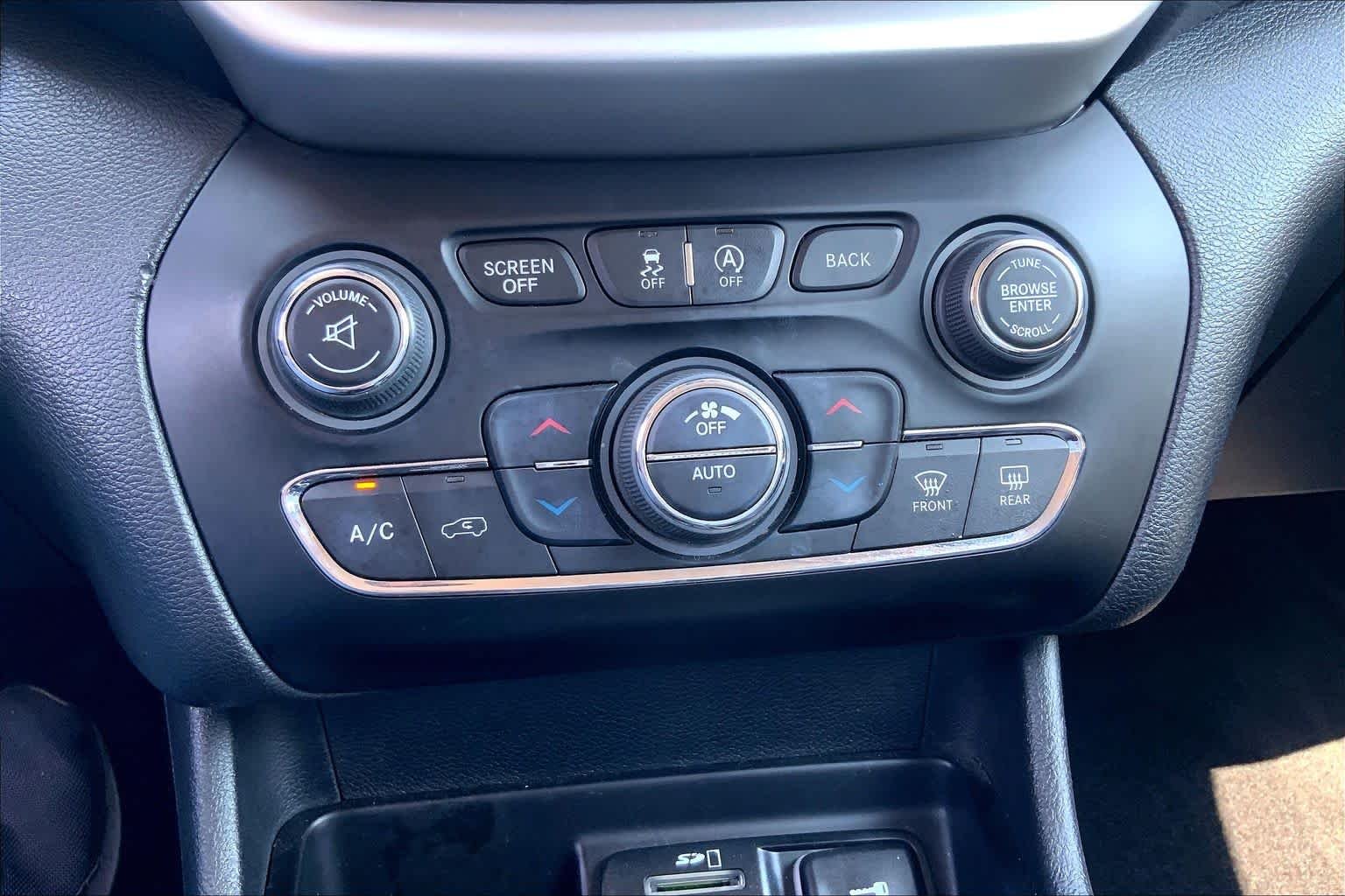 Used 2018 Granite Crystal Metallic Clearcoat Jeep Trailhawk image 32