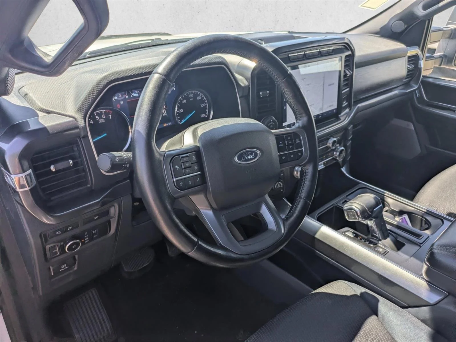 Used 2022 Oxford White Clearcoat Ford XLT image 15