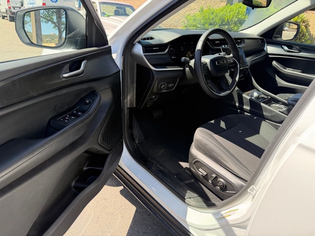 Used 2023 White/off-white Jeep Laredo image 16