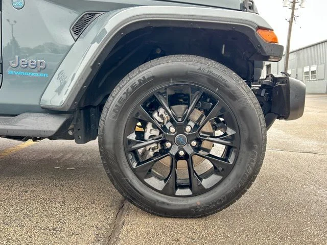 Used 2025 Gray Jeep Sahara 4xe image 11