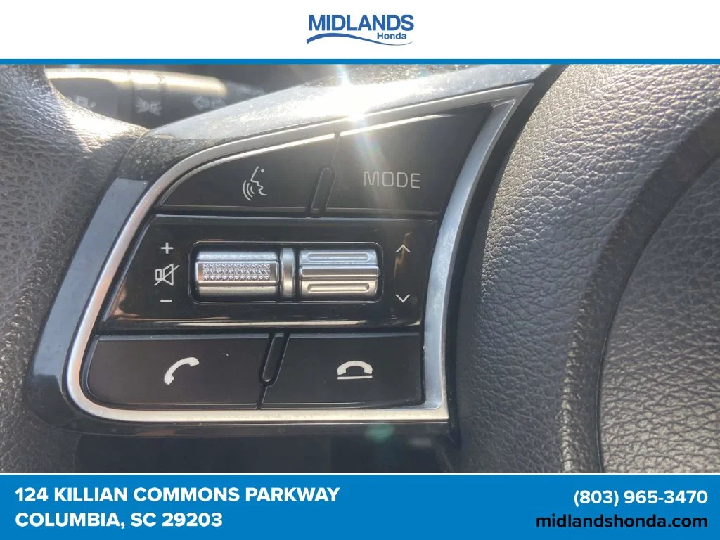 Used 2021 Snow White Pearl Kia LXS image 18