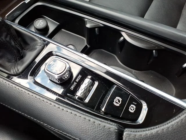 Used 2019 Black Volvo T5 Momentum image 30