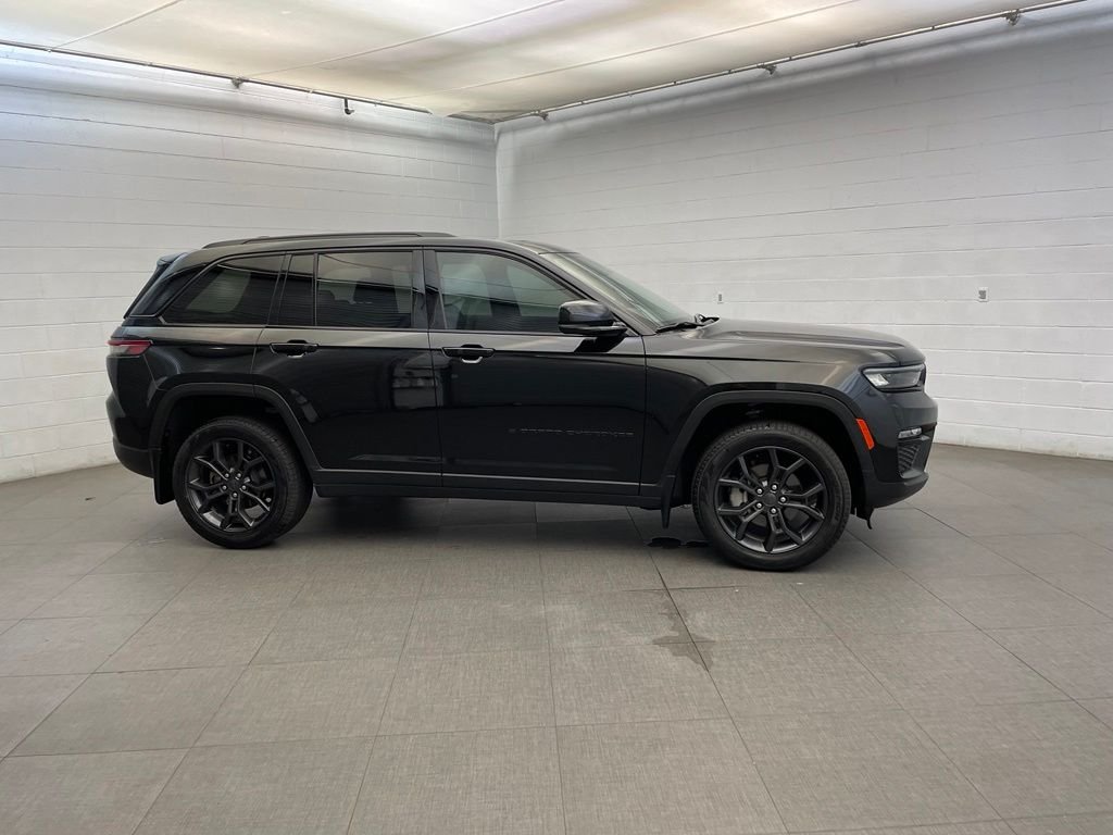 New 2025 Diamond Black Crystal Pearl-Coat Exterior Paint Jeep Limited image 2