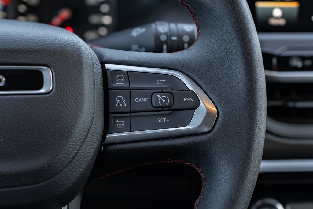 Used 2025 Diamond Black Crystal Pearlcoat Jeep Trailhawk image 14