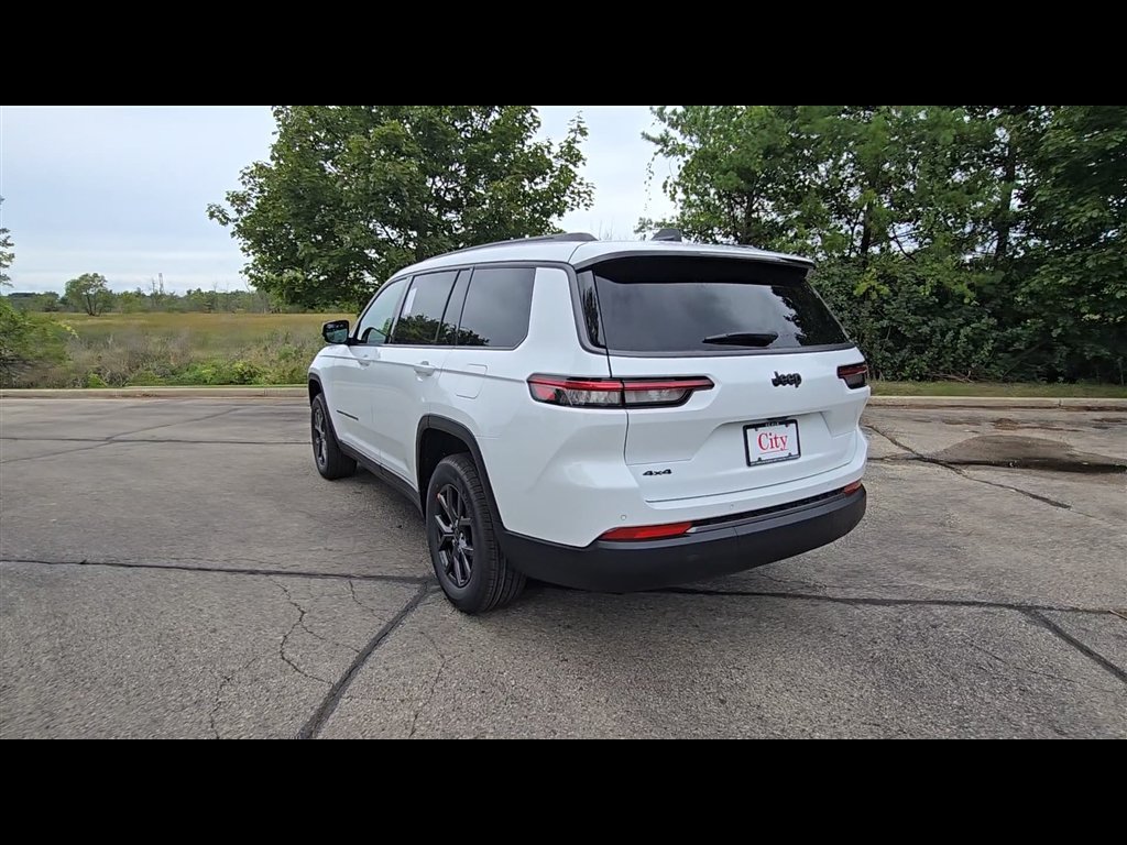 New 2027 Bright White Clear-Coat Paint Jeep Laredo Altitude image 7
