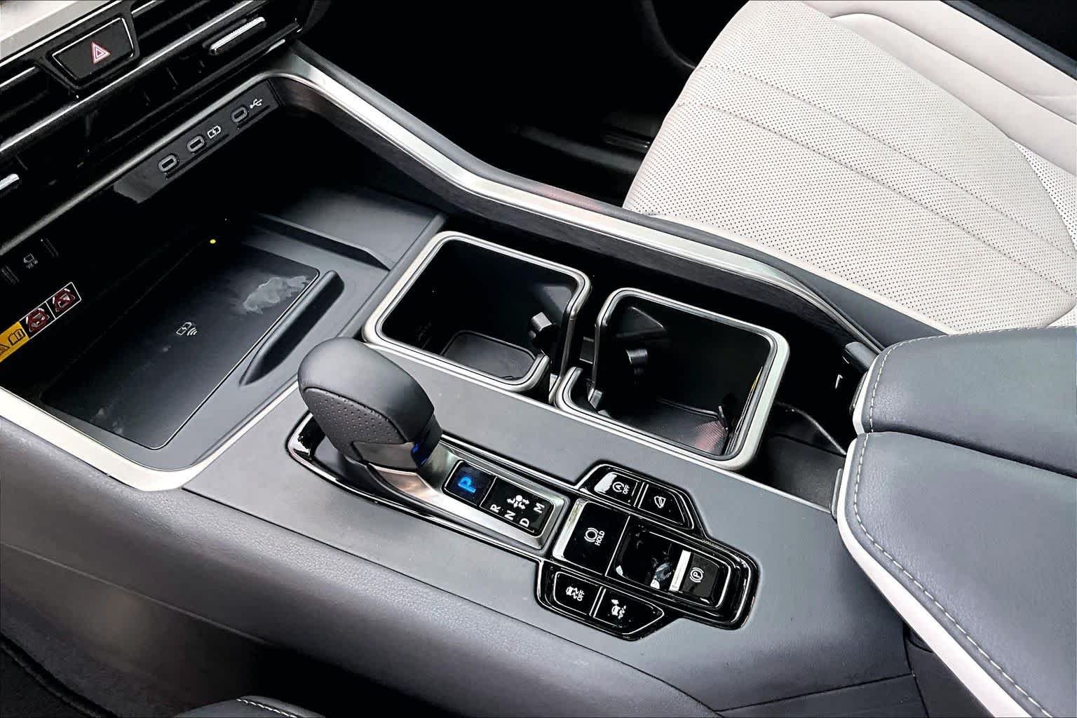 Used 2026 Wind Chill Pearl Lexus F SPORT Handling image 17