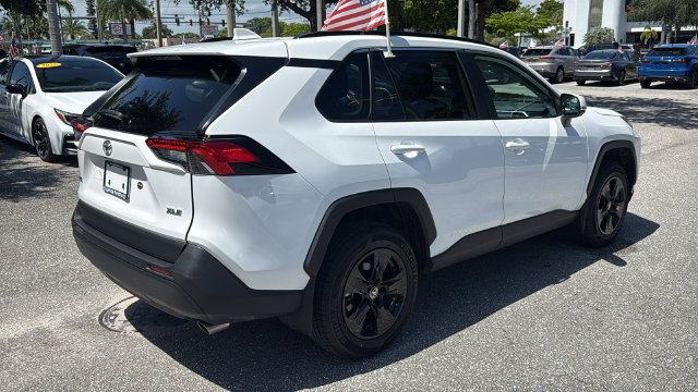 Used 2025 Ice Toyota XLE image 10
