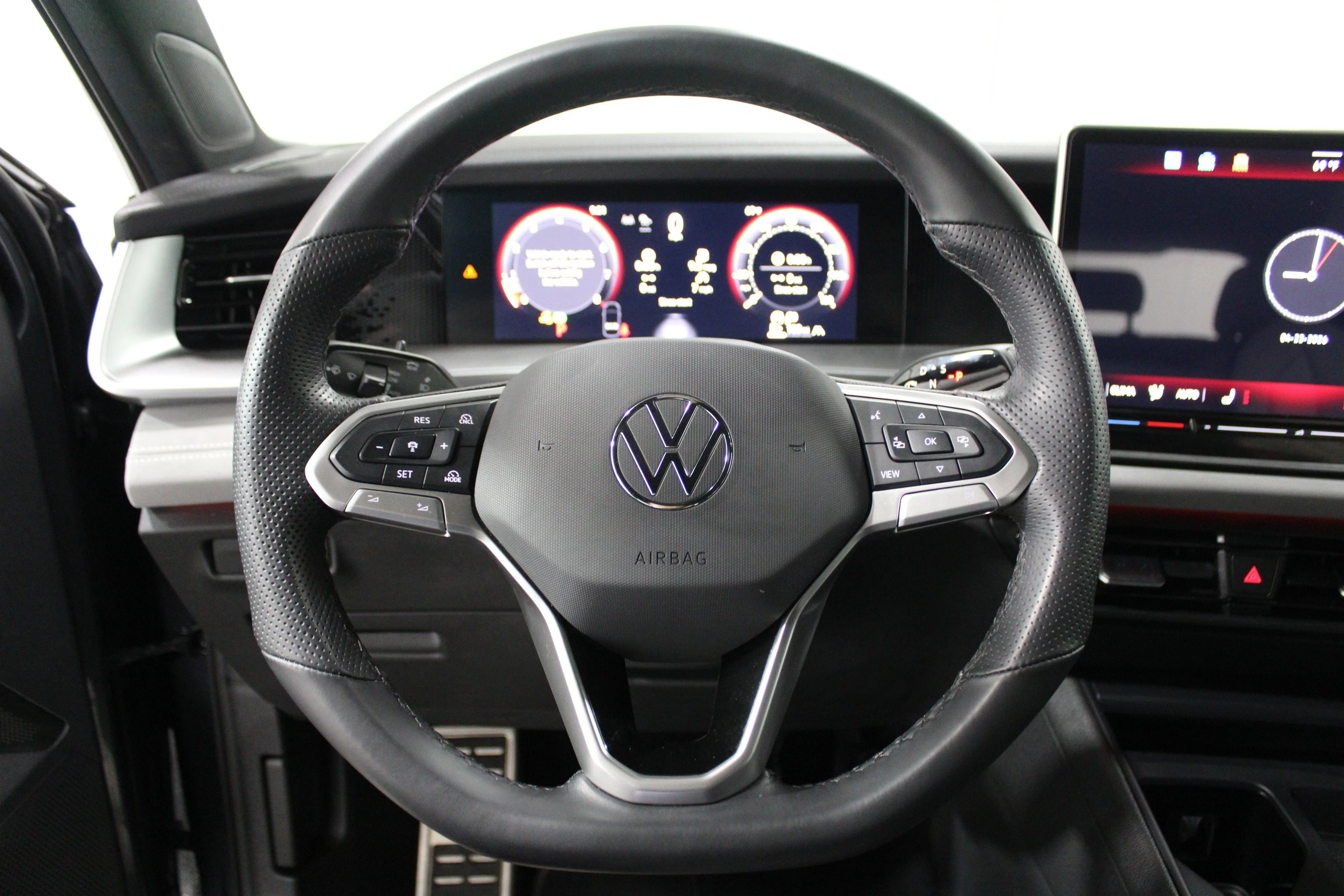 Used 2025 Platinum Gray Metallic Volkswagen SE R-Line Black image 9