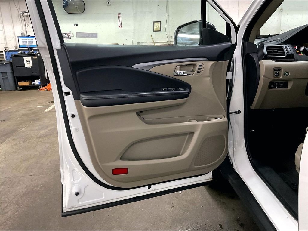 Used 2023 Platinum White Pearl Honda RTL image 9