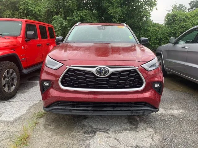 Used 2022 Red Toyota XLE image 3