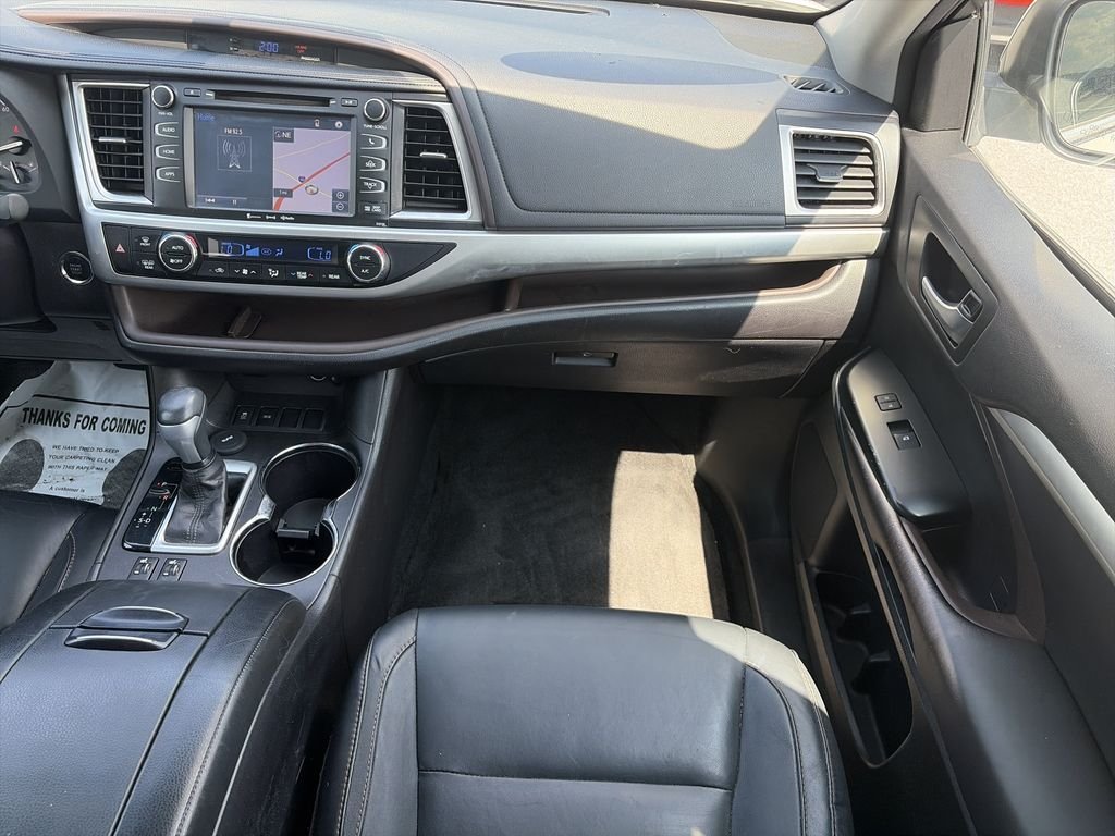 Used 2016 White Toyota XLE V6 image 17