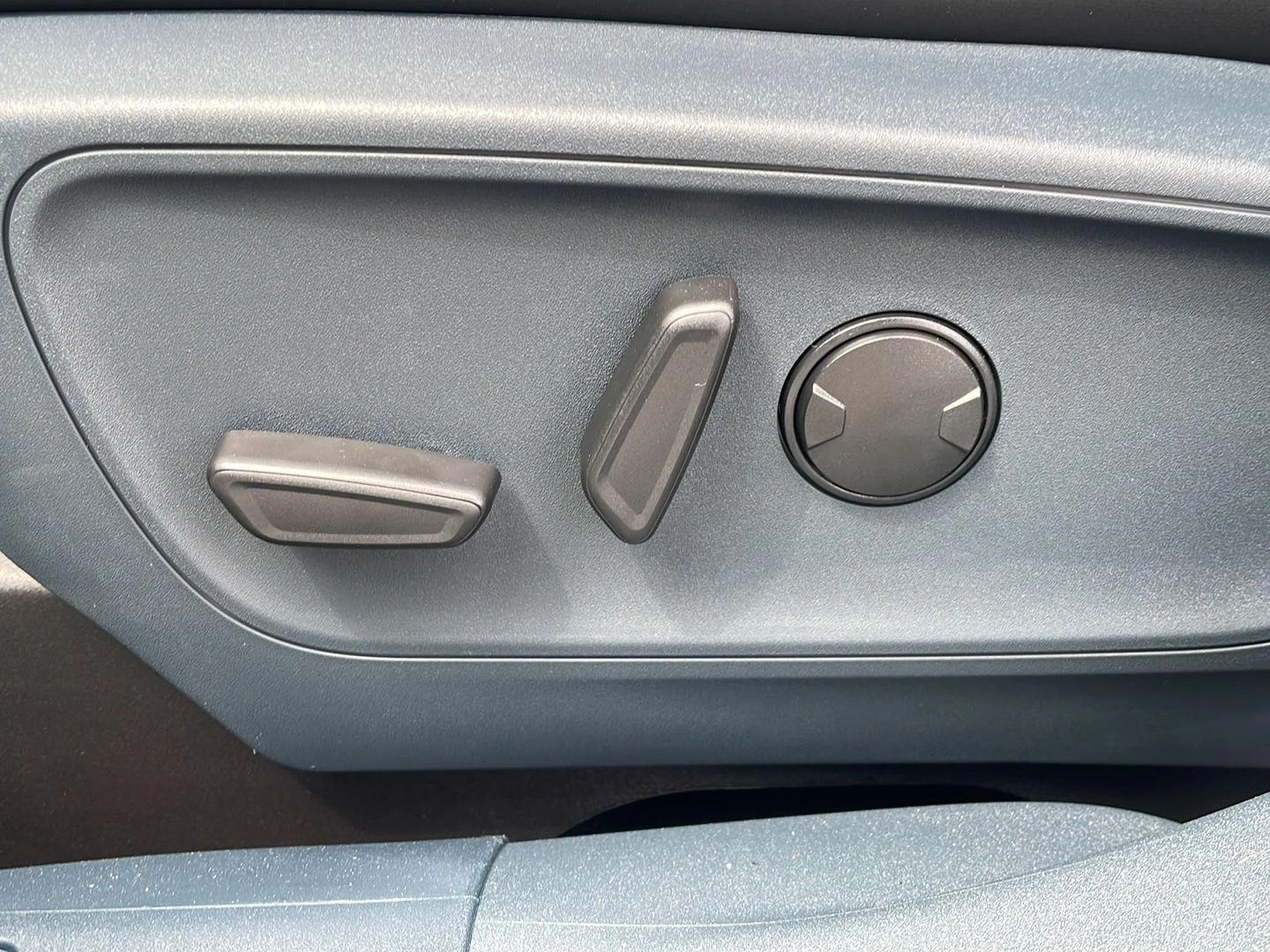 New 2026 Carbonized Gray Metallic Ford LARIAT image 10
