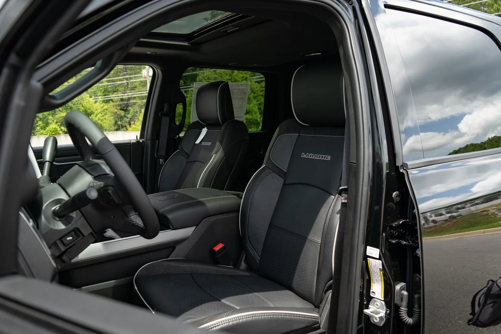 New 2026 Diamond Black Crystal Pearl-Coat Exterior Paint RAM Laramie image 25