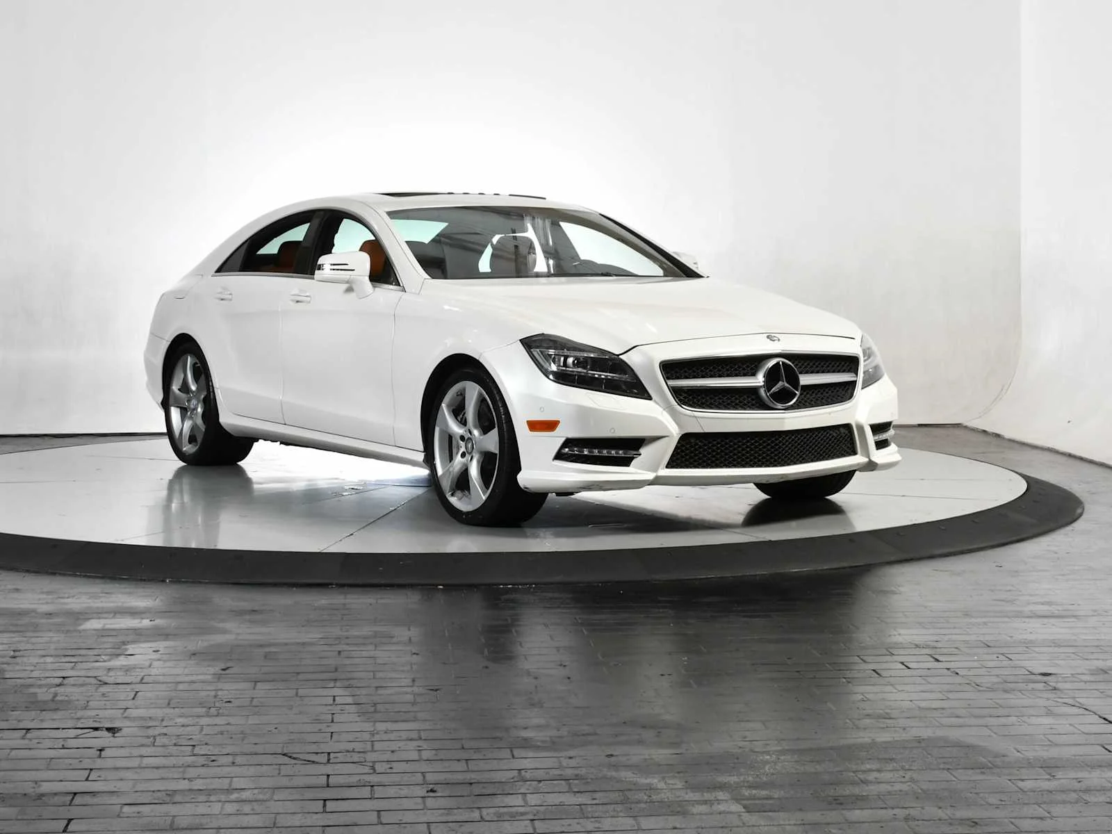 Used 2013 Diamond White Metallic Mercedes-Benz CLS 550 image 8