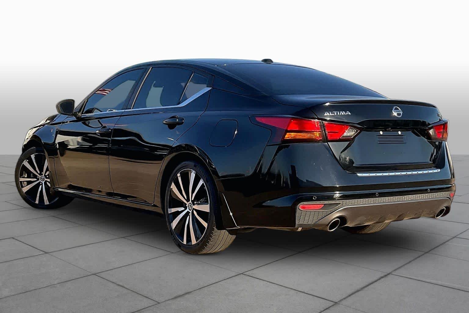 Used 2020 Super Black Nissan 2.5 SR image 11