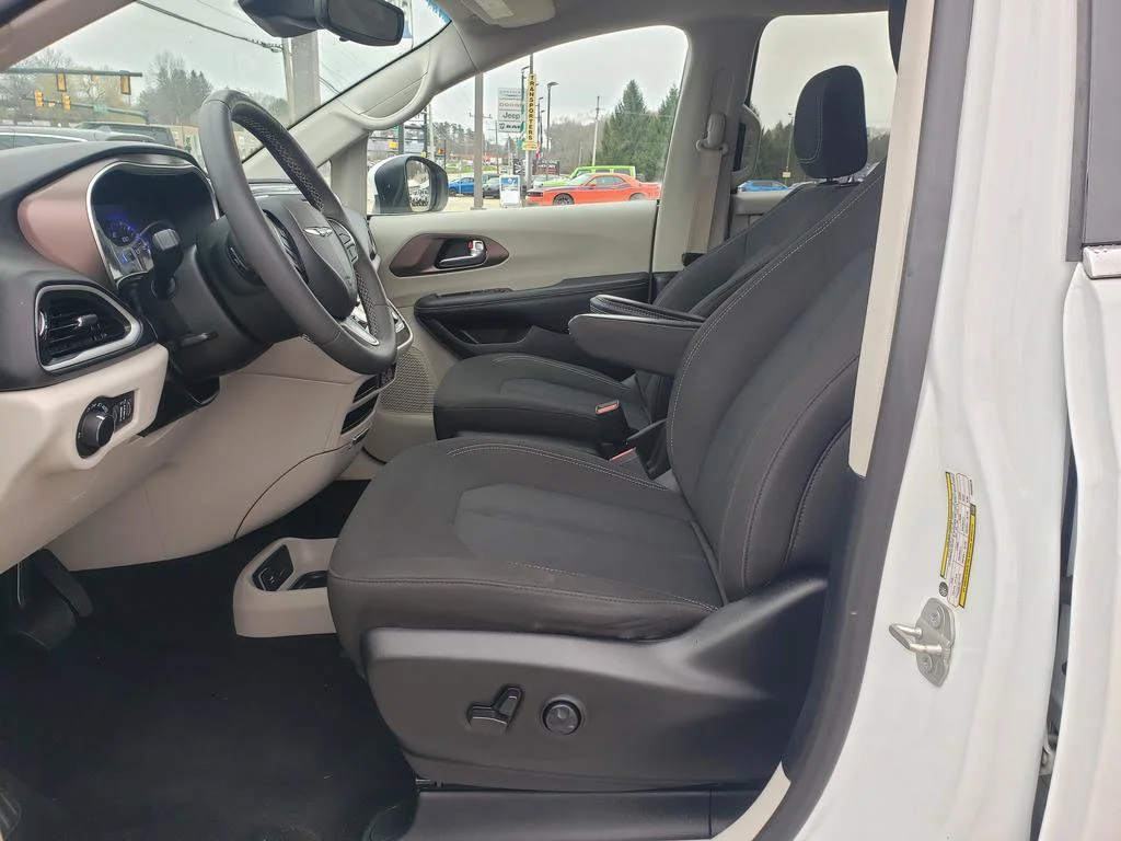 Used 2023 Bright White Clearcoat Chrysler LX image 10