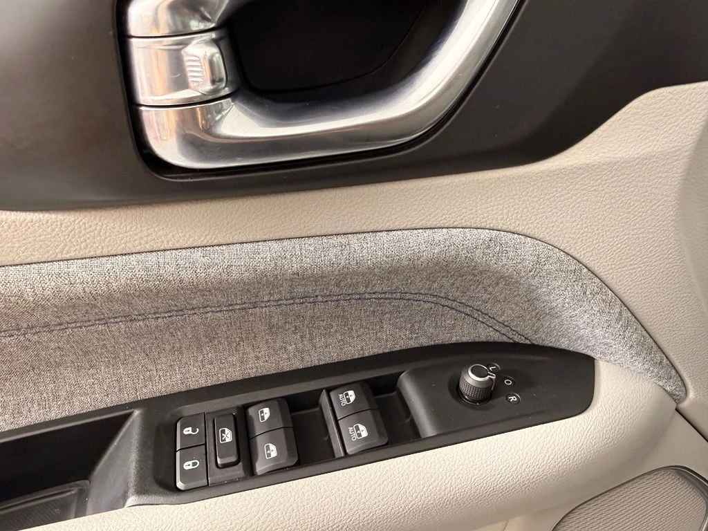 Used 2022 Black Jeep Latitude image 19