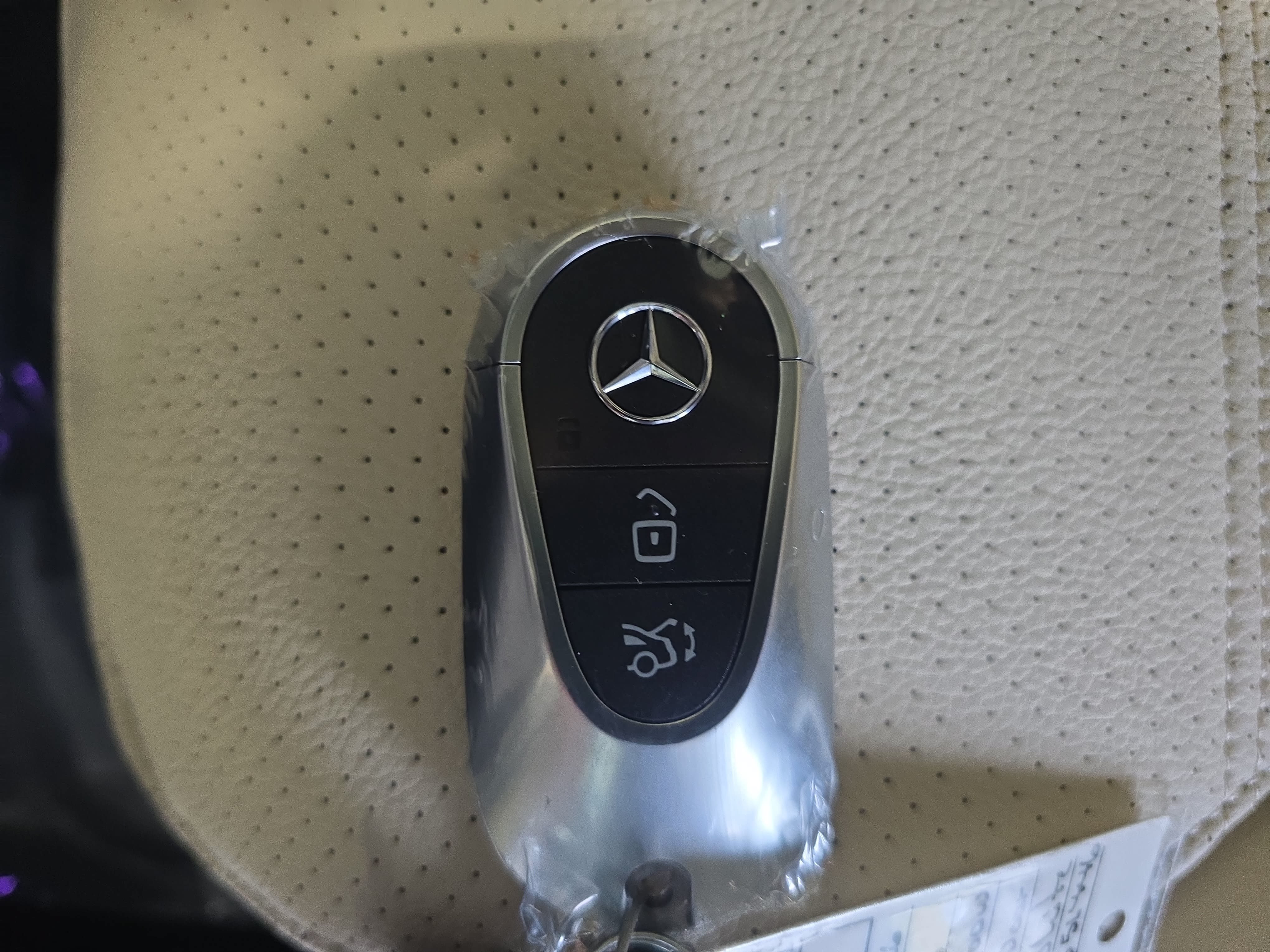 New 2026 MANUFAKTUR Moonlight White Metallic Mercedes-Benz C300 image 38