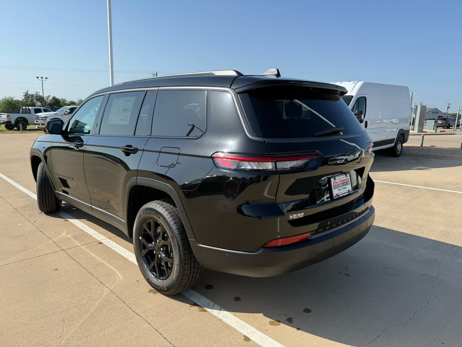New 2026 Diamond Black Crystal Pearlcoat Jeep Laredo Altitude image 8