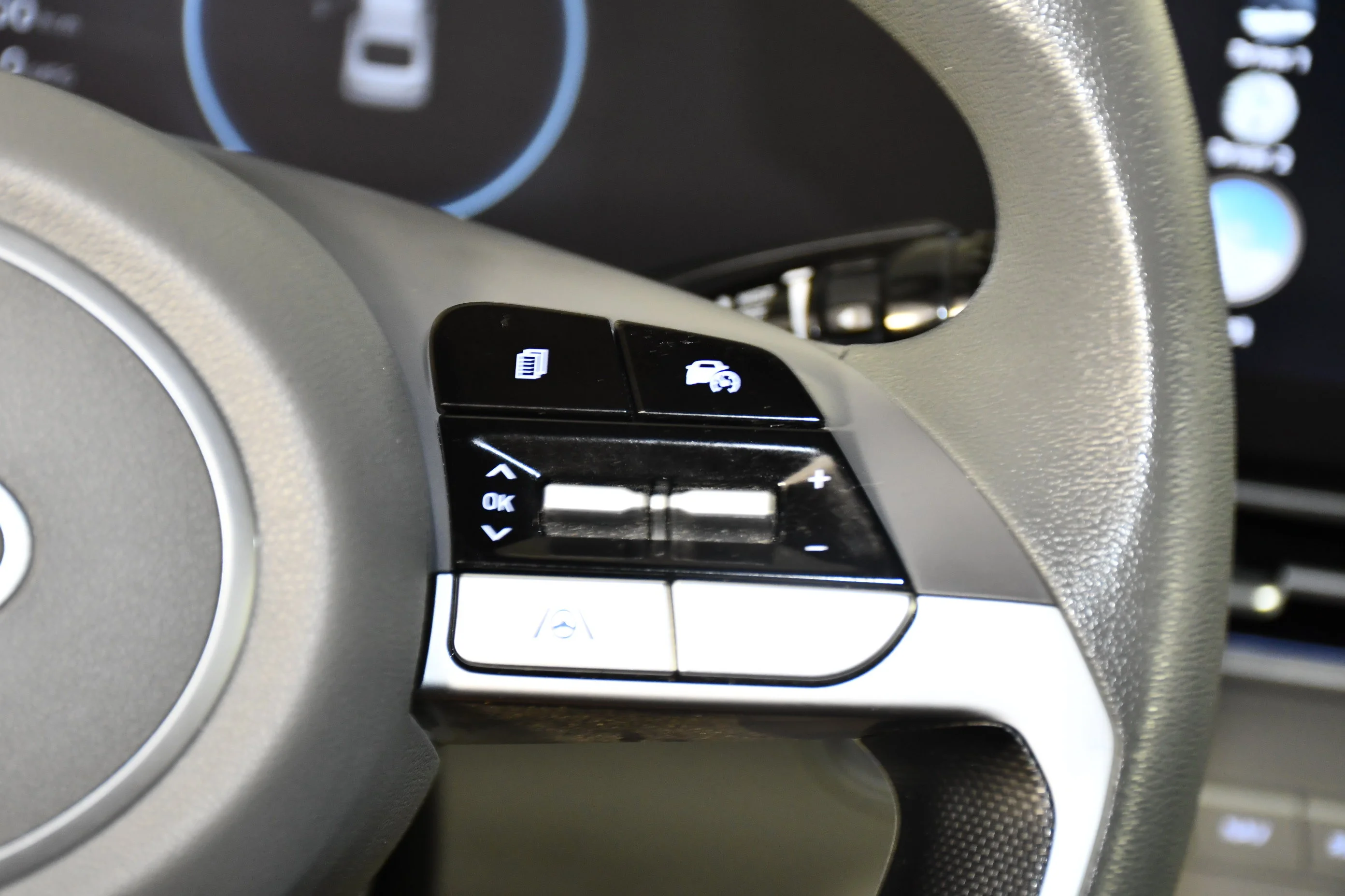 Used 2024 Abyss Black Hyundai SEL image 21