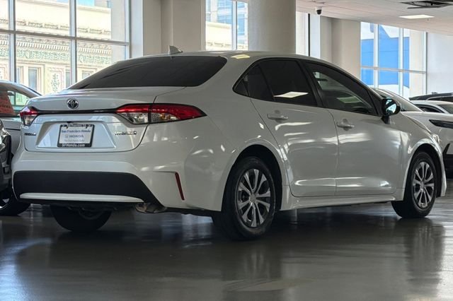 Used 2022 Wind Chill Pearl Toyota LE image 5