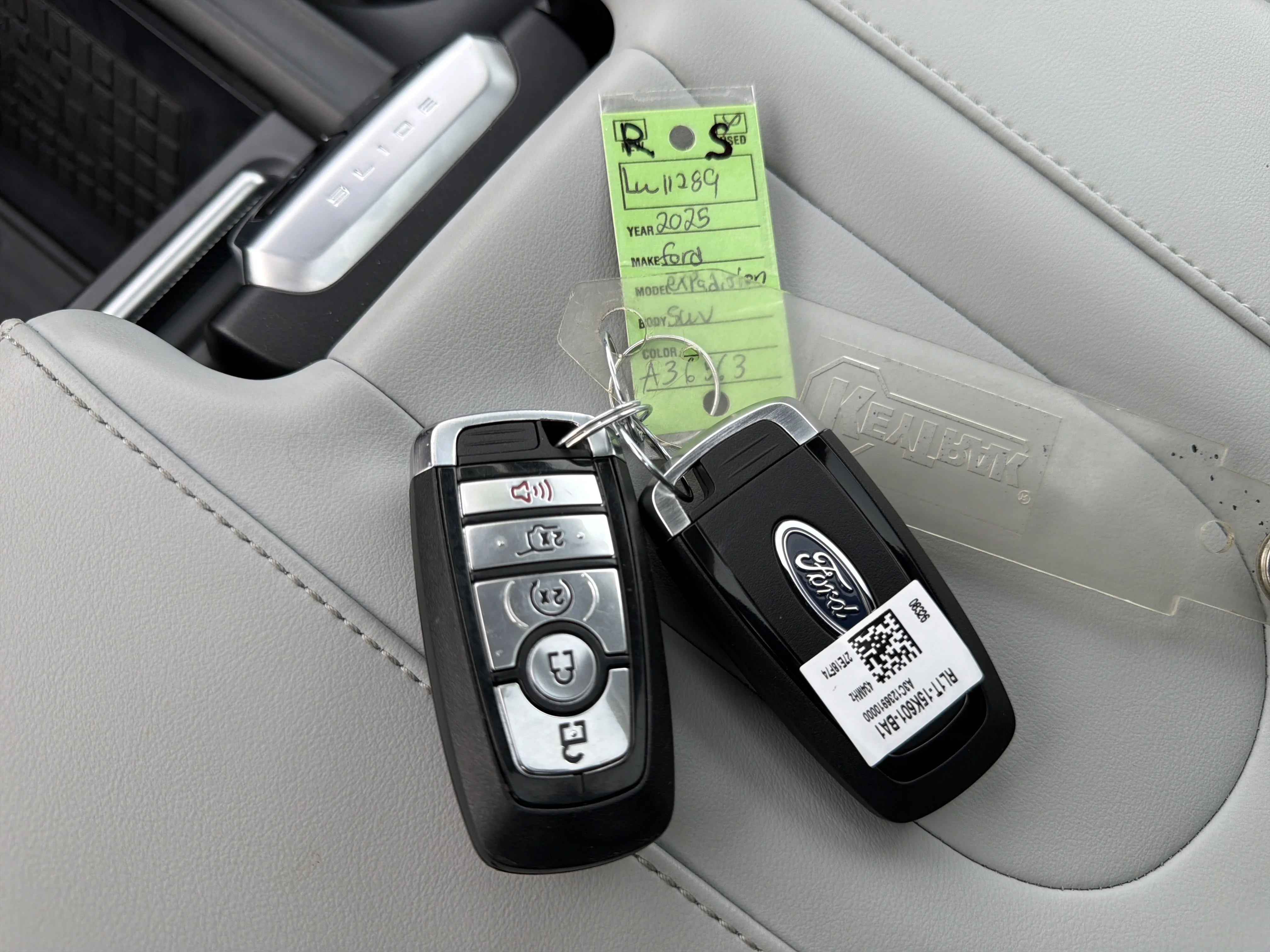 Used 2025 Silver Metallic Ford Platinum image 32
