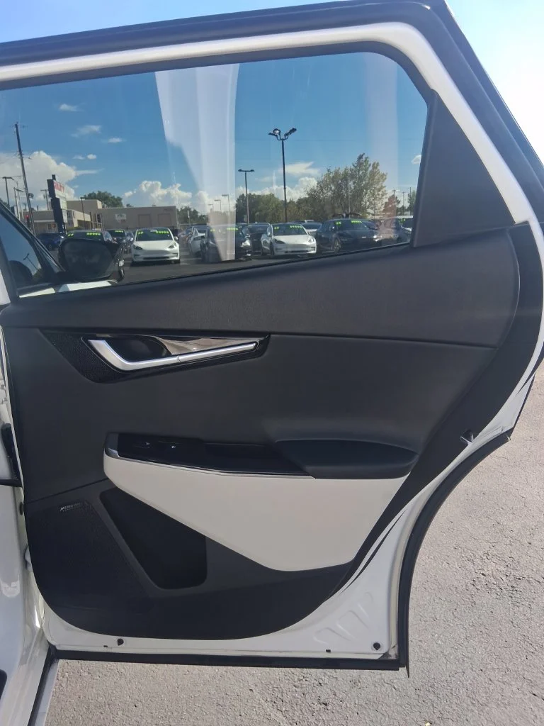 Used 2023 White Kia GT-Line image 18