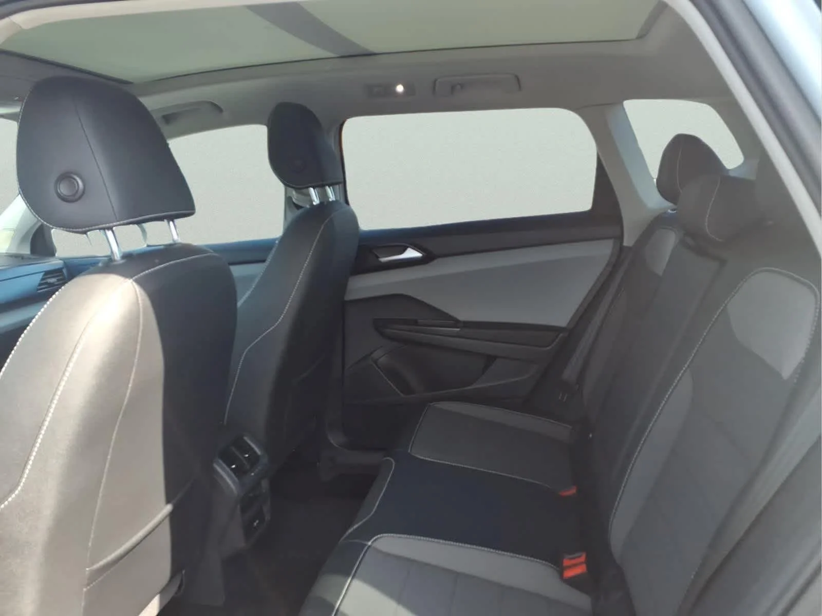 Used 2023 Pure White Volkswagen SE image 12