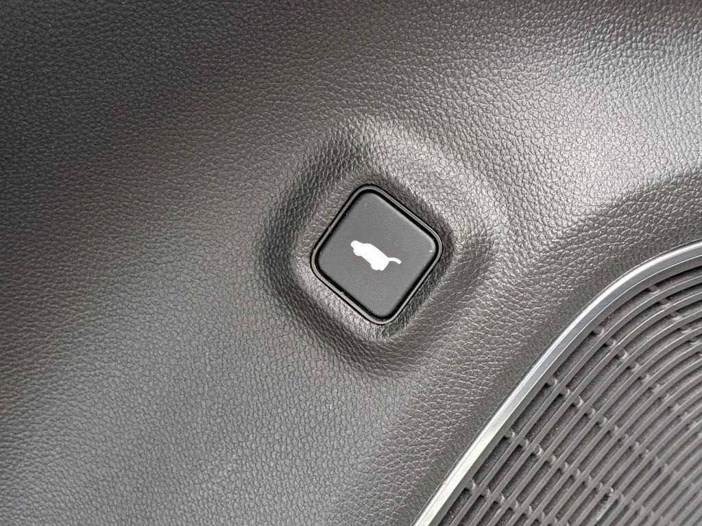 Used 2023  Acura Advance image 15