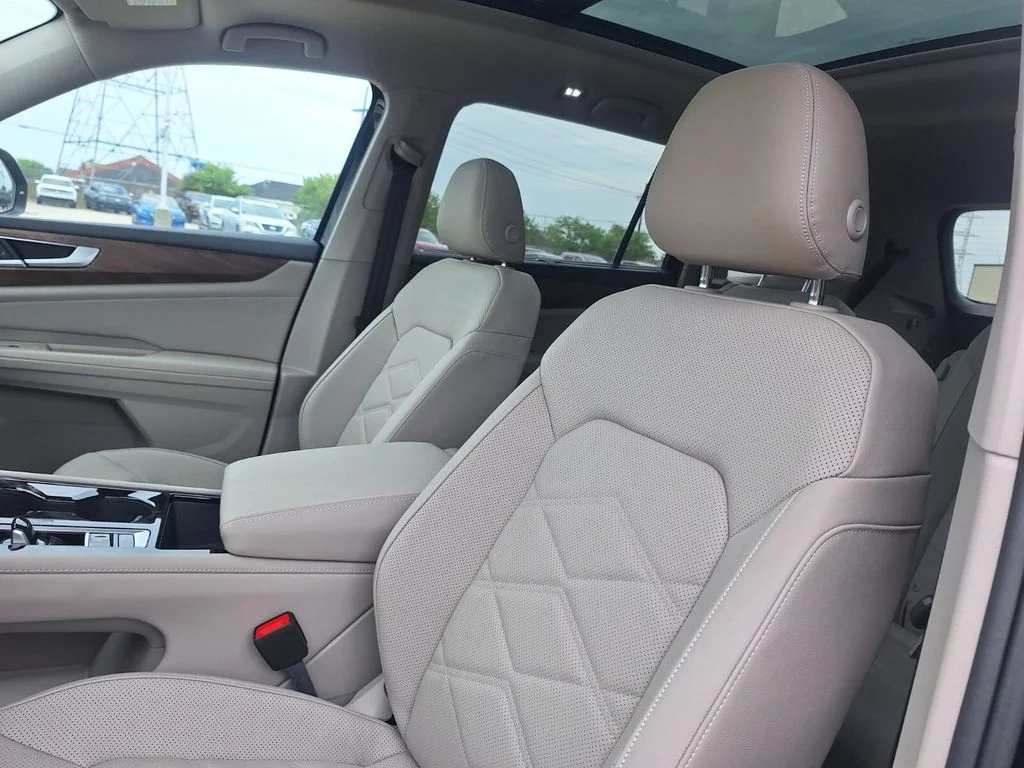 New 2026 Black Volkswagen 2.0T SE w/Technology image 10