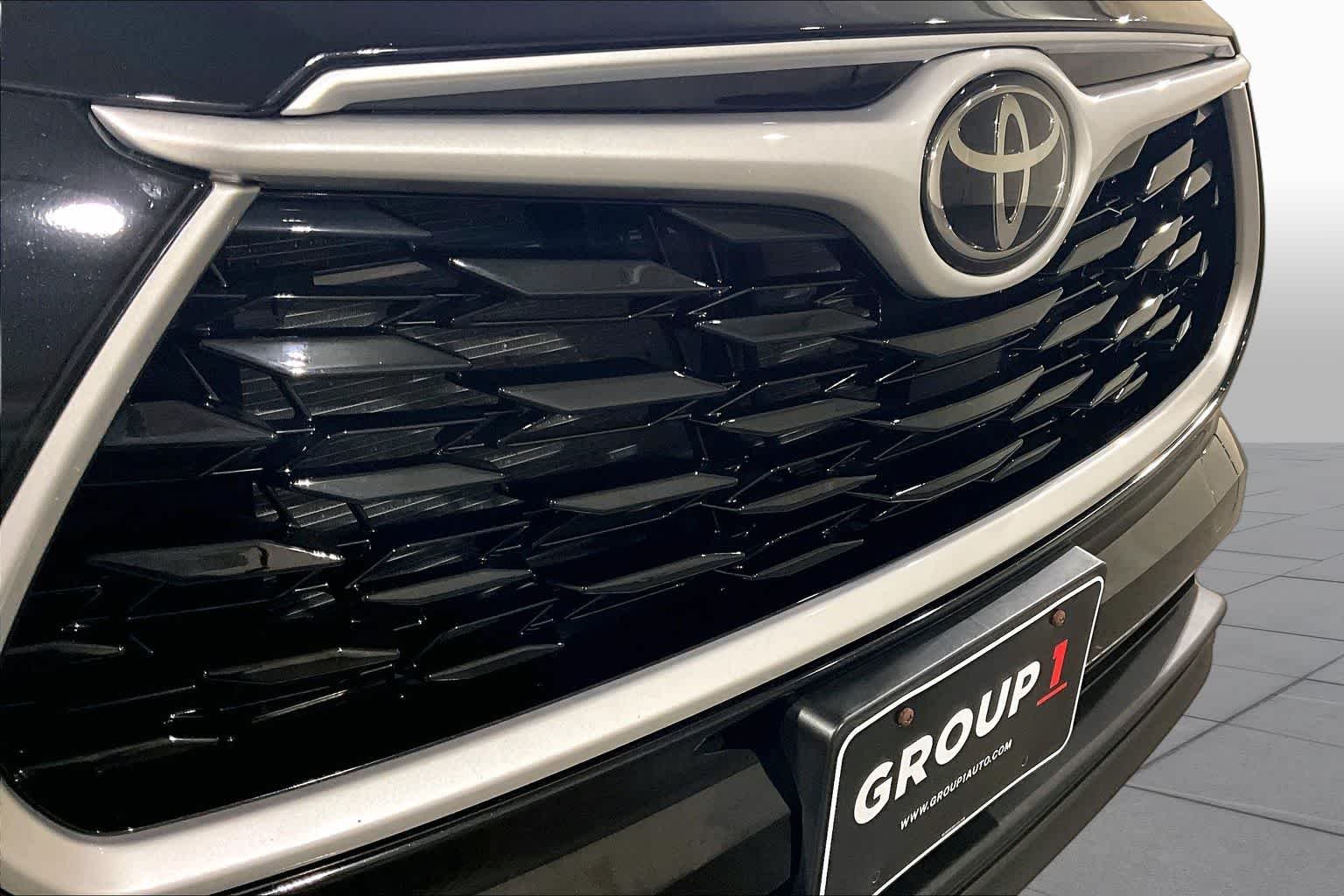 Used 2022 Midnight Black Metallic Toyota XLE image 52